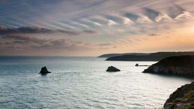 Picture 9 of Watch the clouds with strange shapes
