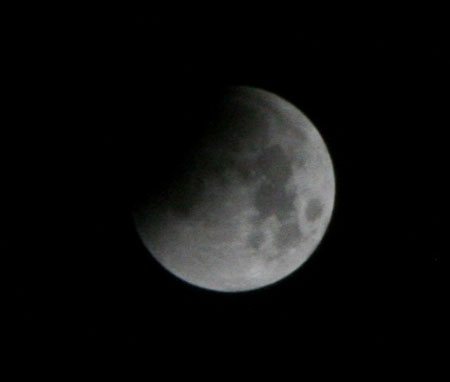 Picture 4 of Watch the Earth swallow the Moon in a record long Moon