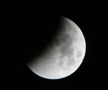 Picture 5 of Watch the Earth swallow the Moon in a record long Moon