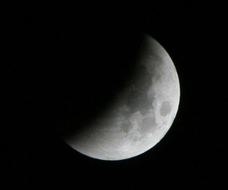Picture 6 of Watch the Earth swallow the Moon in a record long Moon