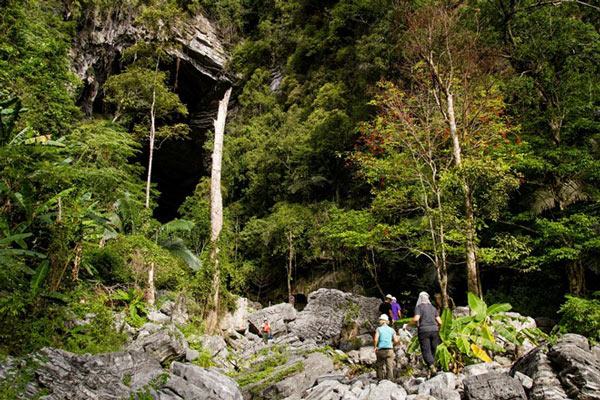Picture 1 of Watch the giant virtual stalactites in Tien cave