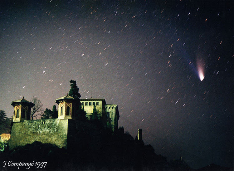 Picture 4 of Watching great comets shine brightly in the sky for 18 months