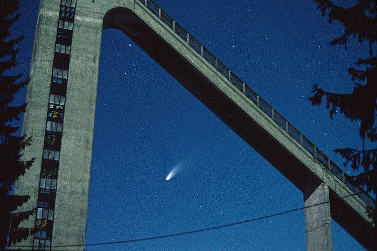 Picture 5 of Watching great comets shine brightly in the sky for 18 months