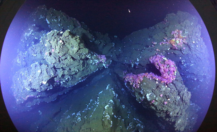 Picture 4 of Water can catch fire but why is there still volcanic eruption in the ocean?
