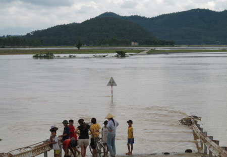 Picture 1 of Water of Lam river is high, many houses are flooded