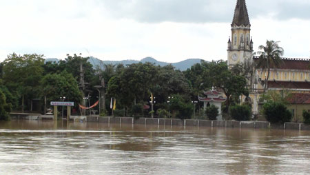 Picture 11 of Water of Lam river is high, many houses are flooded