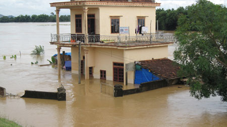 Picture 12 of Water of Lam river is high, many houses are flooded
