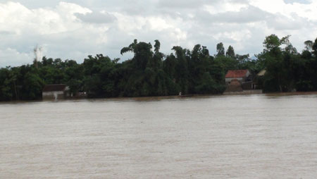 Picture 13 of Water of Lam river is high, many houses are flooded