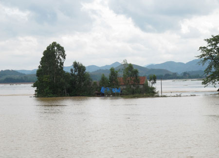 Picture 2 of Water of Lam river is high, many houses are flooded