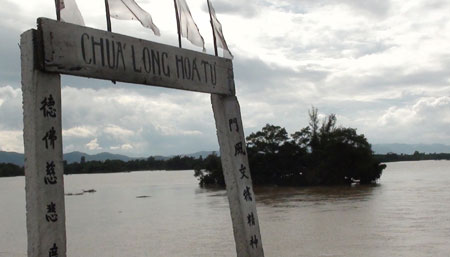 Picture 4 of Water of Lam river is high, many houses are flooded