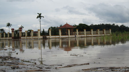 Picture 5 of Water of Lam river is high, many houses are flooded