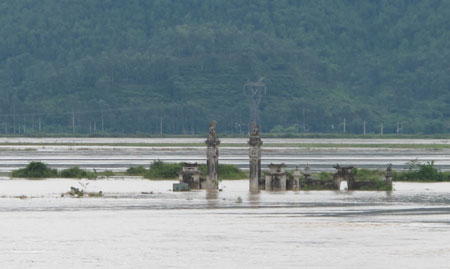 Picture 6 of Water of Lam river is high, many houses are flooded