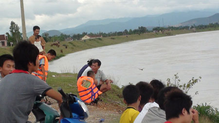 Picture 7 of Water of Lam river is high, many houses are flooded