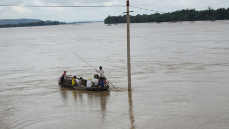 Picture 8 of Water of Lam river is high, many houses are flooded