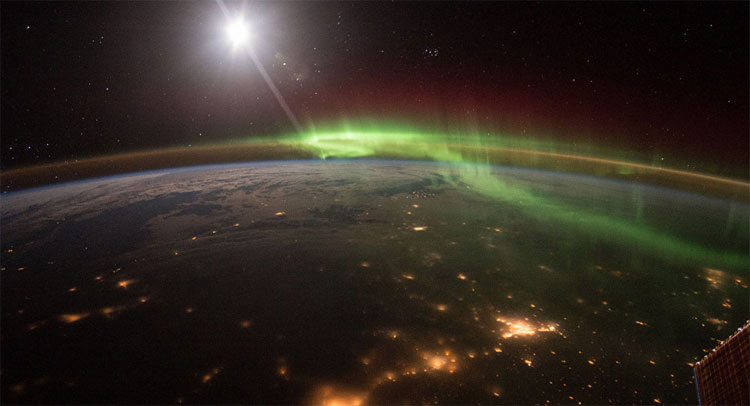 Picture 1 of Weak magnetic fields can produce iron snow on Earth