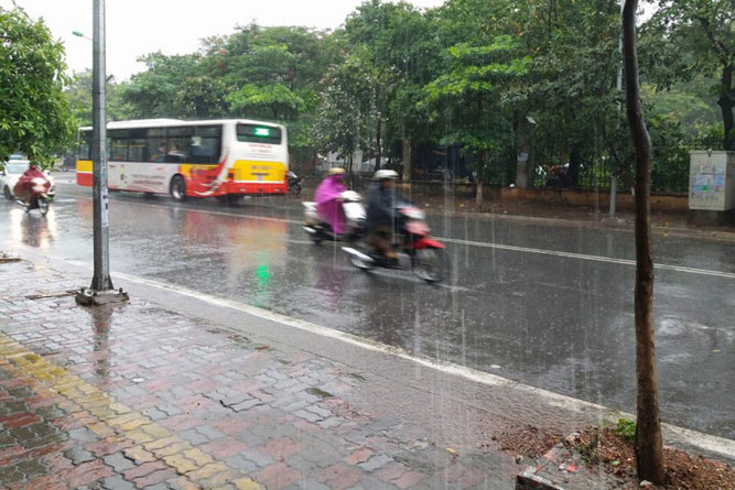 Picture 1 of Weather on June 19: Hanoi has heavy rain, strong wind gusts
