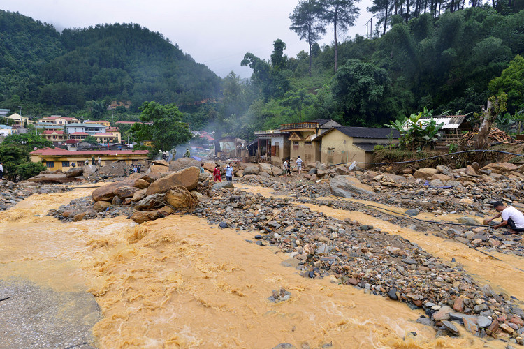 Picture 1 of What are flash floods?  Where do flash floods occur, when?
