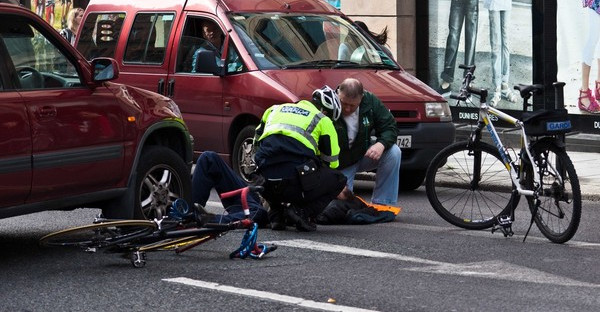 Picture 4 of What do we need to do when we encounter a road accident?