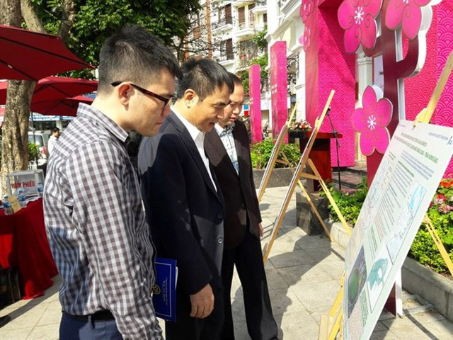 Picture 11 of What does the first subway station look like at Ho Guom Lake?