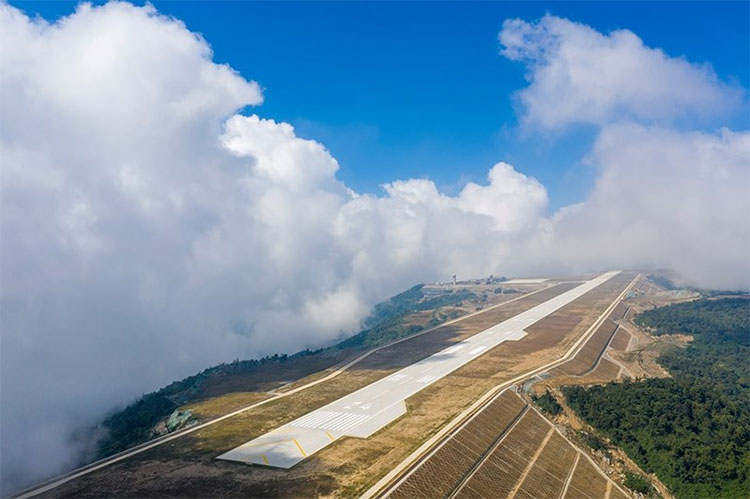 Picture 1 of What is the special 1.770m 'in cloud' airport of China?