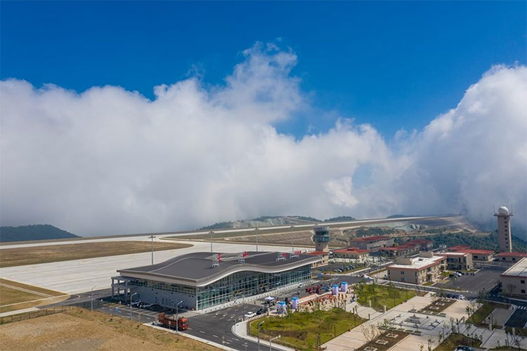 Picture 3 of What is the special 1.770m 'in cloud' airport of China?