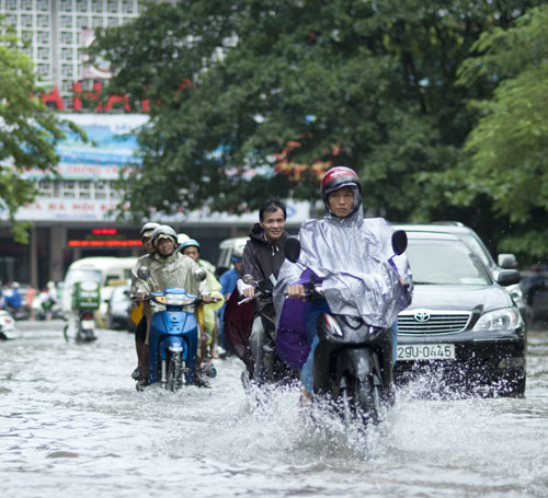 Picture 1 of What to do when the car meets flood?