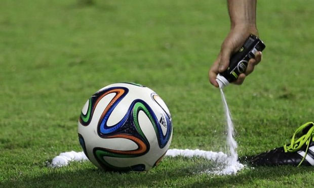 Picture 1 of What's special about the foaming of the World Cup 2018 referees used in free kicks?
