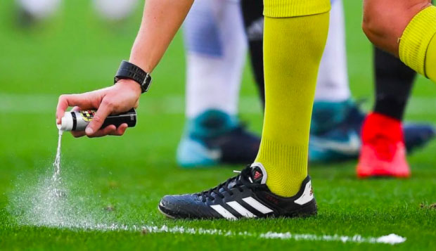 Picture 3 of What's special about the foaming of the World Cup 2018 referees used in free kicks?