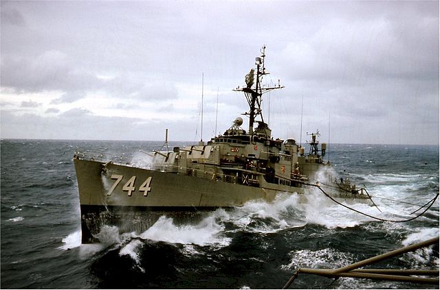 Picture 9 of When modern warships confront ... sea storms