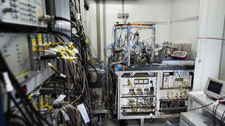 Picture 4 of When scientists bring atomic clocks to measure ... the height of the mountain