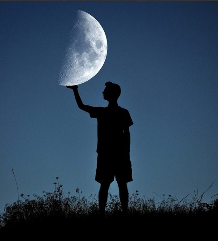 Picture 10 of When the photographer plays with the moon!