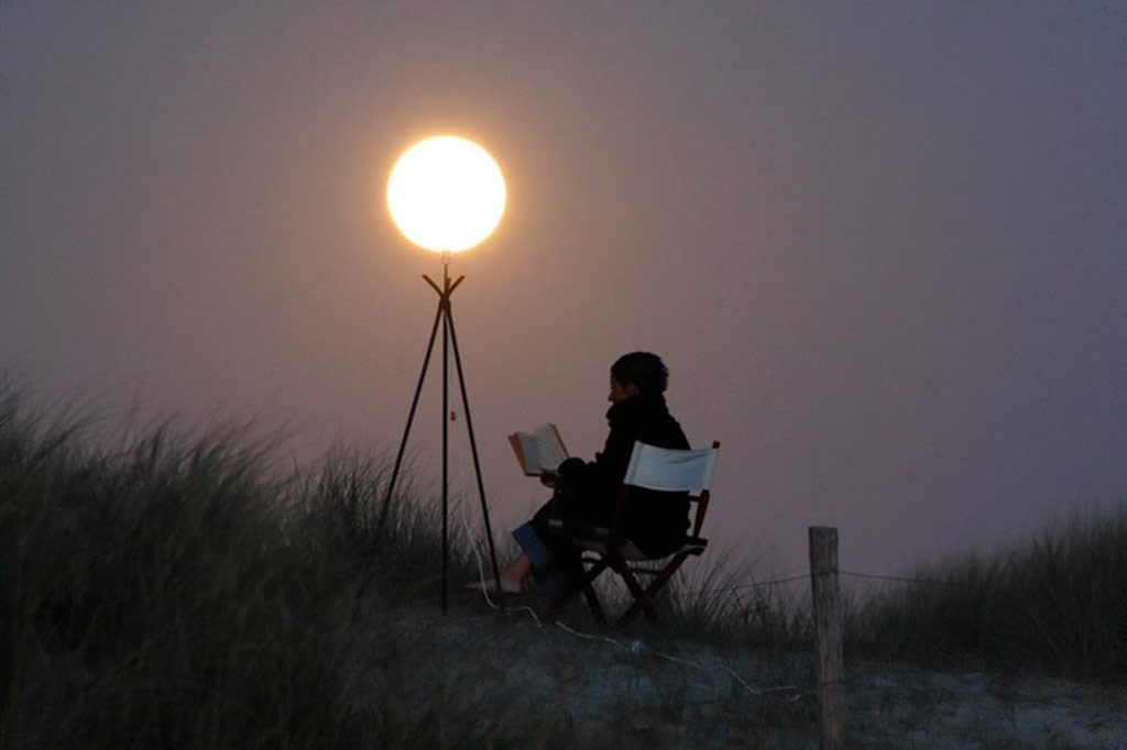 Picture 11 of When the photographer plays with the moon!