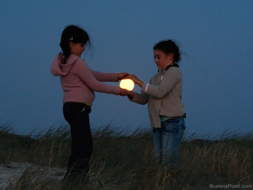 Picture 13 of When the photographer plays with the moon!
