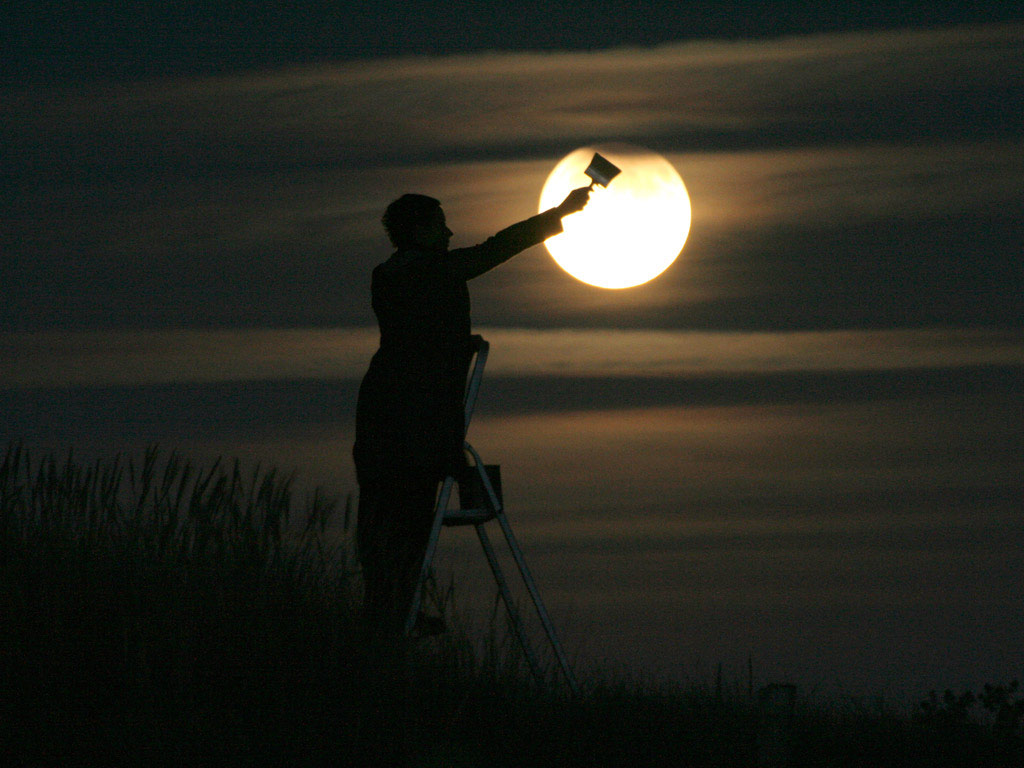 Picture 14 of When the photographer plays with the moon!
