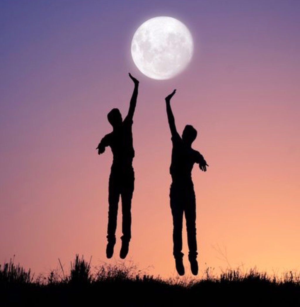Picture 3 of When the photographer plays with the moon!