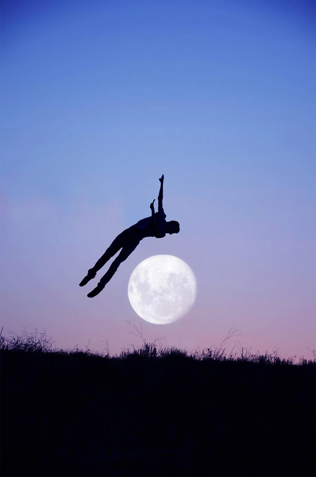 Picture 4 of When the photographer plays with the moon!