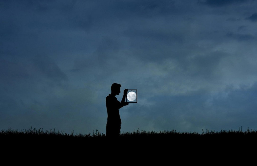 Picture 8 of When the photographer plays with the moon!