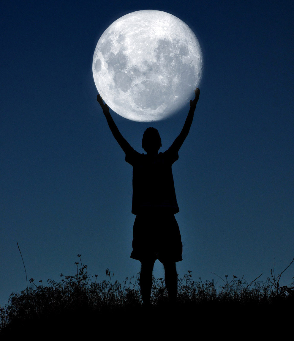Picture 9 of When the photographer plays with the moon!