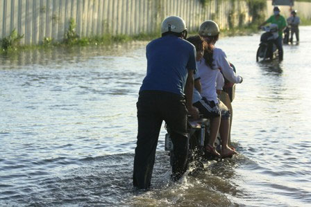 Picture 10 of When the tide is high, the people of Saigon reel in the sea of ​​water