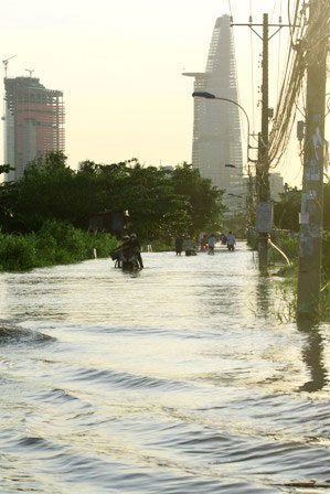 Picture 12 of When the tide is high, the people of Saigon reel in the sea of ​​water