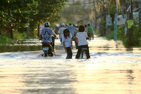 Picture 13 of When the tide is high, the people of Saigon reel in the sea of ​​water