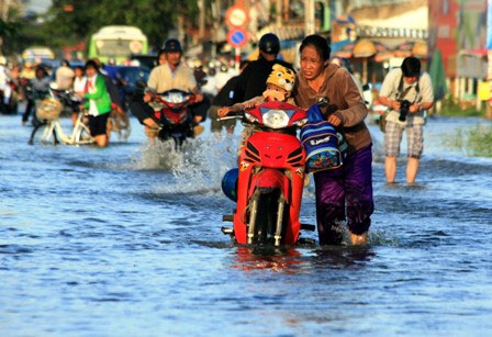 Picture 14 of When the tide is high, the people of Saigon reel in the sea of ​​water