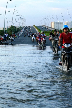 Picture 16 of When the tide is high, the people of Saigon reel in the sea of ​​water
