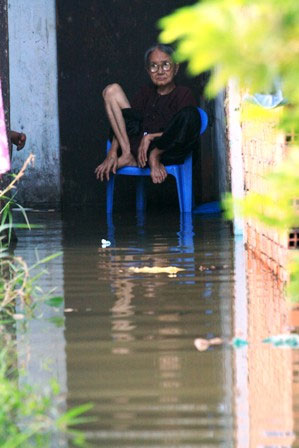 Picture 5 of When the tide is high, the people of Saigon reel in the sea of ​​water