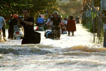 Picture 6 of When the tide is high, the people of Saigon reel in the sea of ​​water