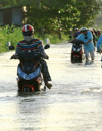 Picture 7 of When the tide is high, the people of Saigon reel in the sea of ​​water