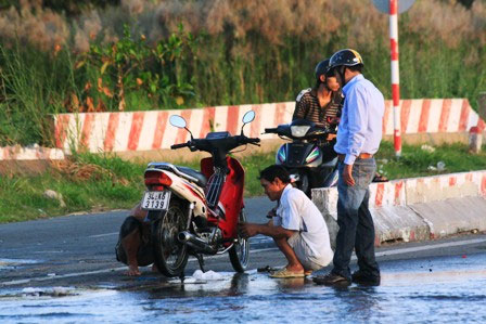 Picture 8 of When the tide is high, the people of Saigon reel in the sea of ​​water