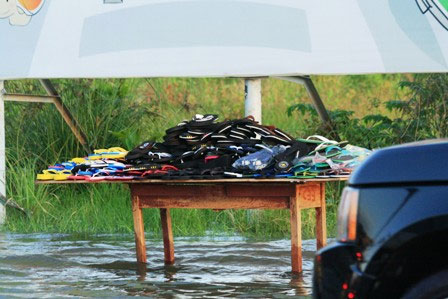 Picture 9 of When the tide is high, the people of Saigon reel in the sea of ​​water