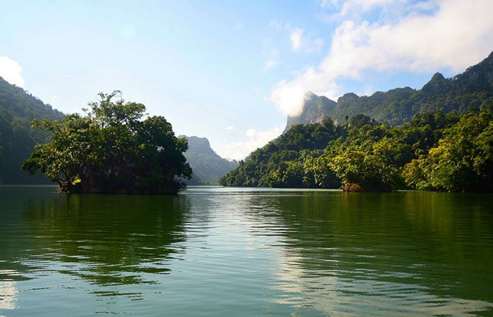 Picture 1 of Which is the largest natural lake in Vietnam?