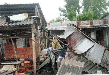 Picture 1 of Whirlwind, the wind whipped up the roof of 41 houses in Lam Dong
